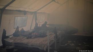 Smoke poisoning, or freezing to death To warm themselves just a little, the Syrians, Afghans and Pakistanis who are stuck here collect firewood to heat their accommodation. They are forced to choose between constantly freezing in a tent of thin tarpaulin, or risking respiratory problems.